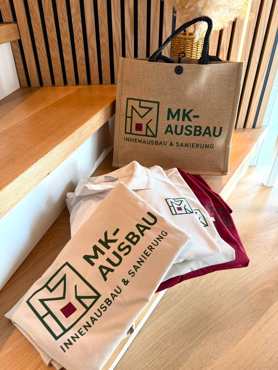 Personalisierte Firmenkleidung und Tasche mit Firmenlogo