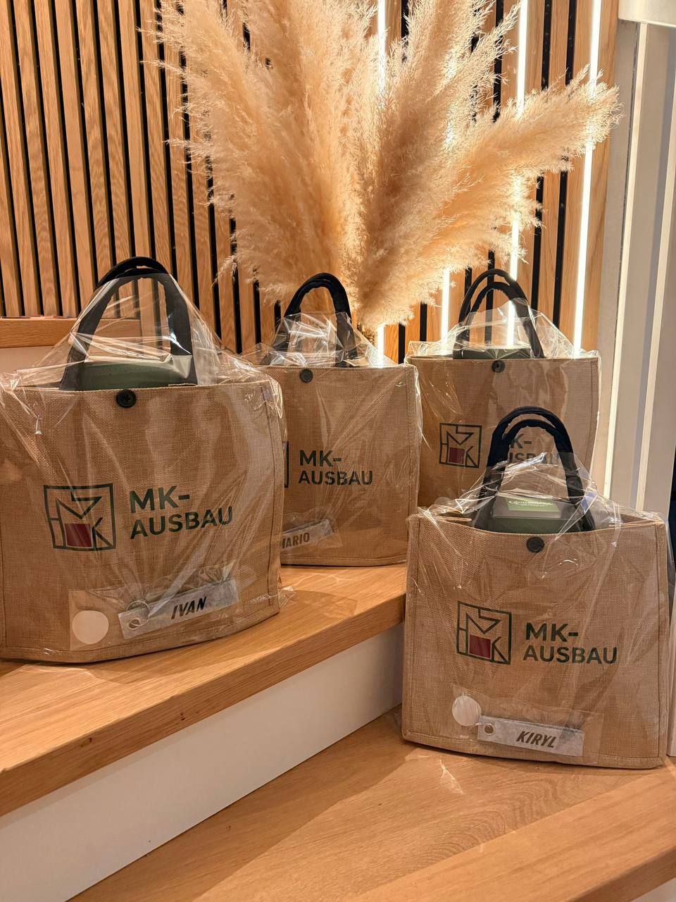 Personalisierte Mitarbeitertaschen mit Firmenlogo und Namen